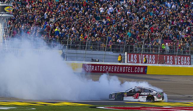 Kevin Harvick (4) celebrates his win with a burnout after ...