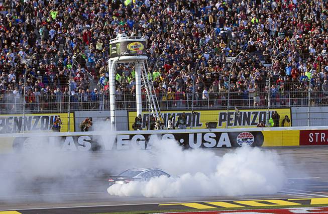 Kevin Harvick (4) celebrates with a burnout after winning the ...
