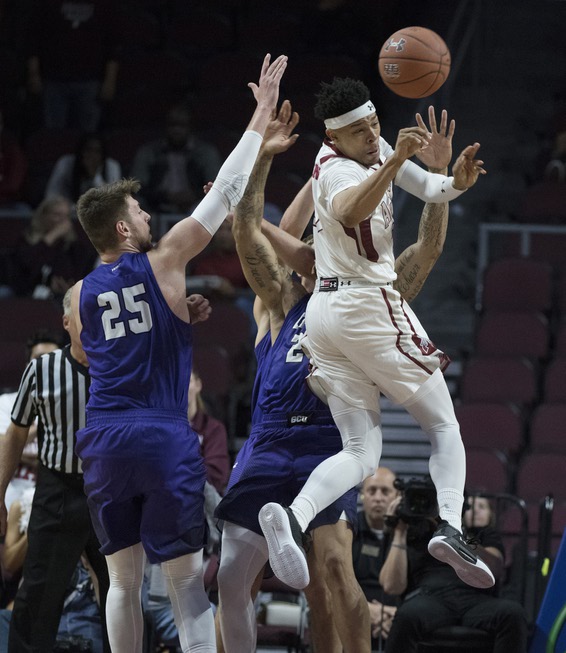 New Mexico State Aggies guard Zach Lofton (23) passes out ...