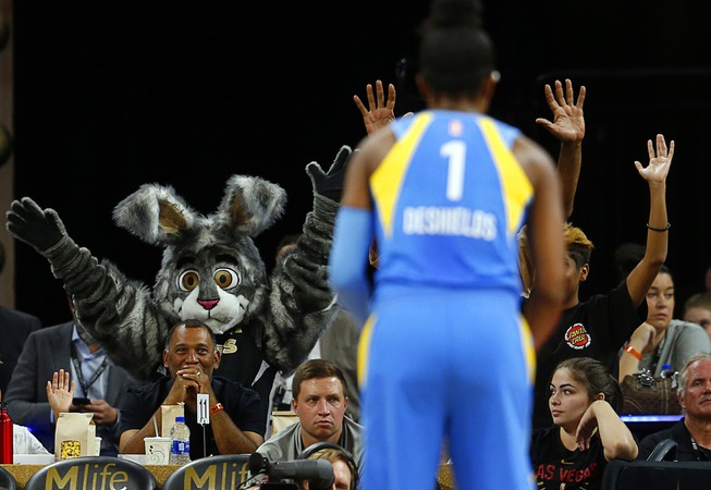 Las Vegas Aces' mascot Buckets tries to distract Chicago Sky ...