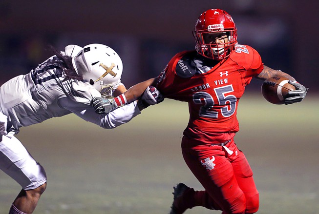 Arbor View's Kyle Graham (25) breaks an attempted tackle by ...