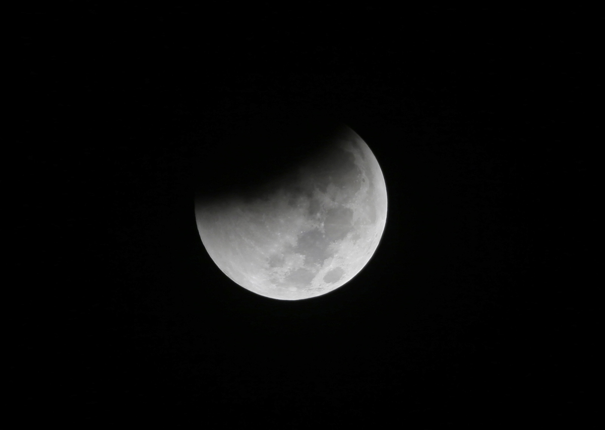 Total lunar eclipse meets supermoon Sunday night Las Vegas Sun News