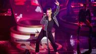 Robbie Williams performed as his Robbie Williams persona for nearly two hours Wednesday night at Encore Theater, the first of 15 headlining shows at Wynn Las Vegas, but after singing his best-selling single “Angels” he seemed to come out of character if only for a moment ...