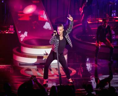 Robbie Williams does it all at Encore Theater.