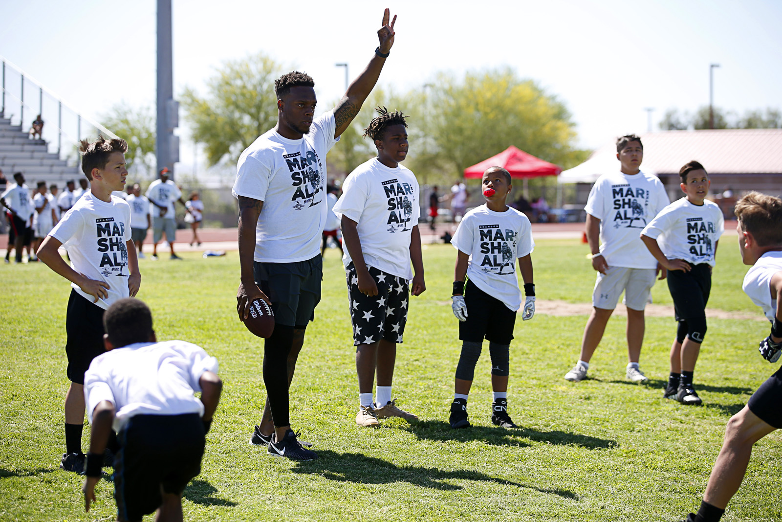 Denver Broncos: Brandon Marshall hosts youth football camp in Vegas