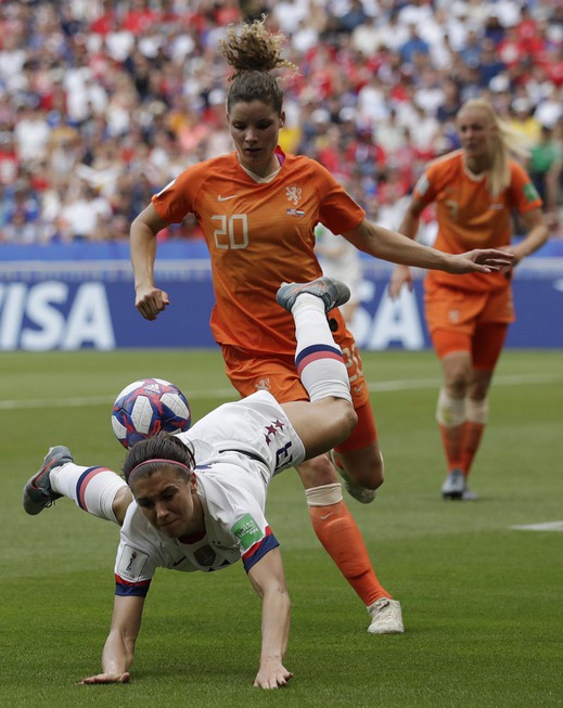 Netherlands' Dominique Bloodworth, right, challenges United States' Alex Morgan, left, ...