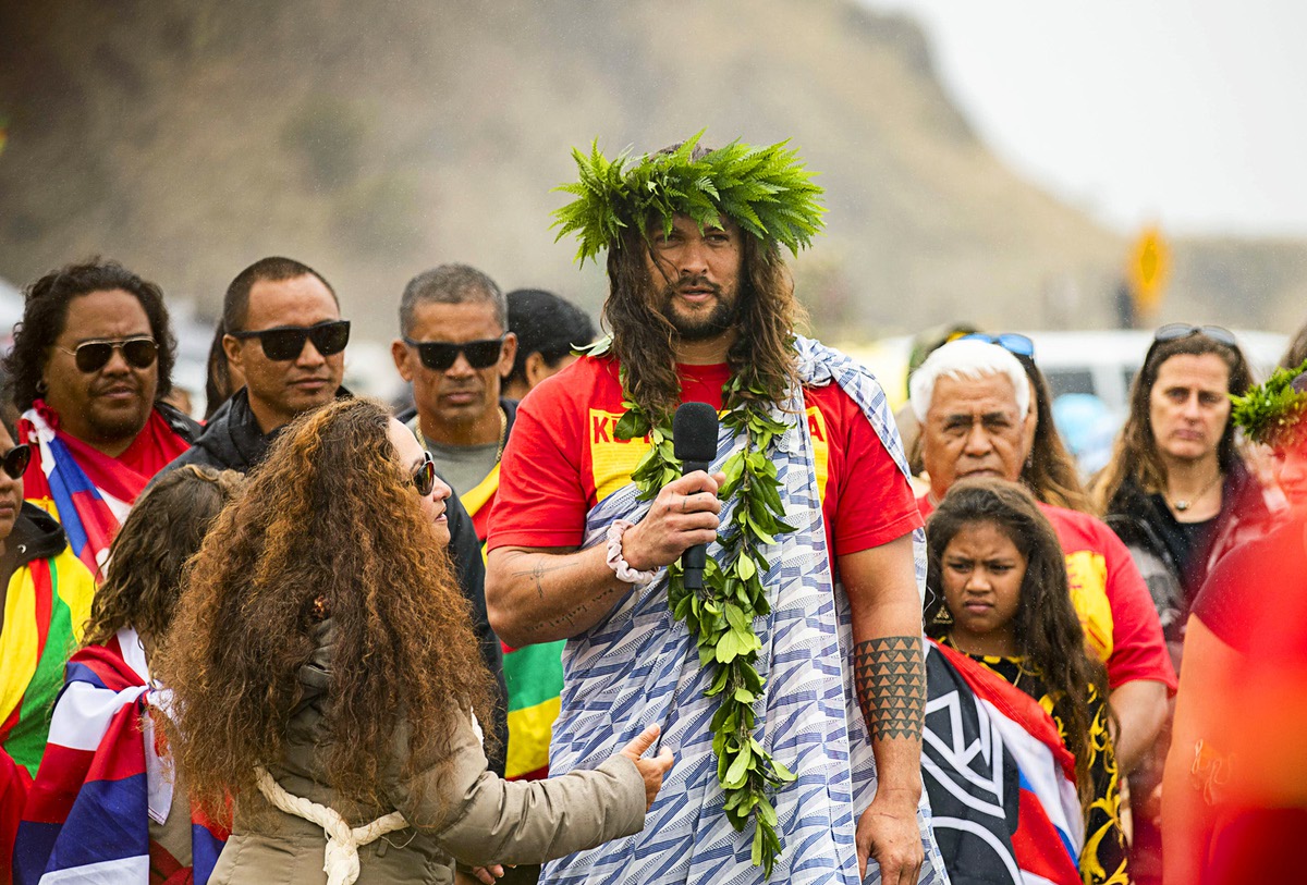 Jason Momoa visits protesters blocking new Hawaii telescope Las Vegas