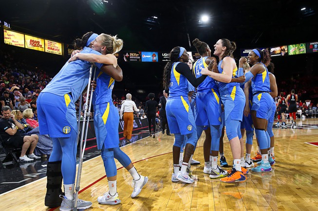 Chicago Sky players celebrate after defeating the Las Vegas Aces ...
