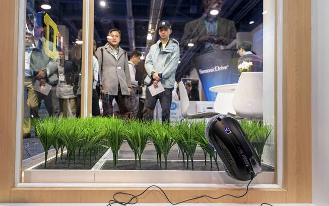 A Hobot window-washing robot does its job at CES 2020 ...