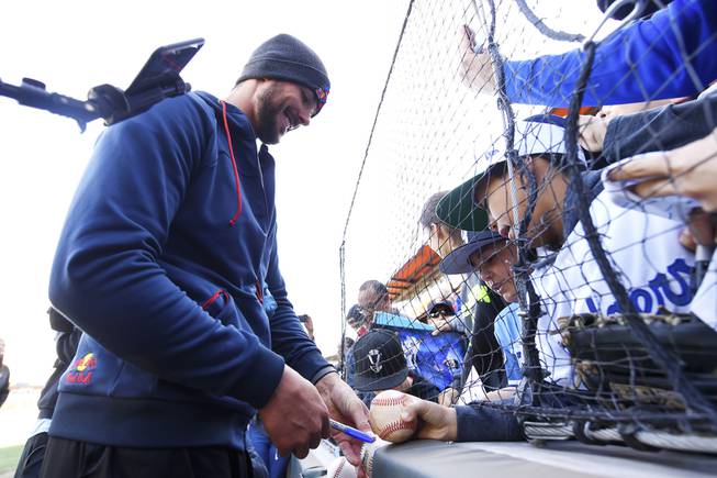 Chicago Cubs outfielder Kris Bryant signs autographs for fans as ...