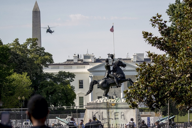 A presidential helicopter, the Washington Monument, and the White House ...