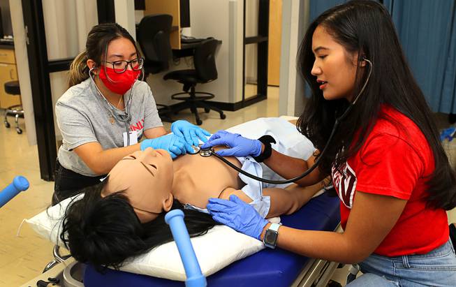 At UNLV nurse camp, teens get glimpse into frontline health careers