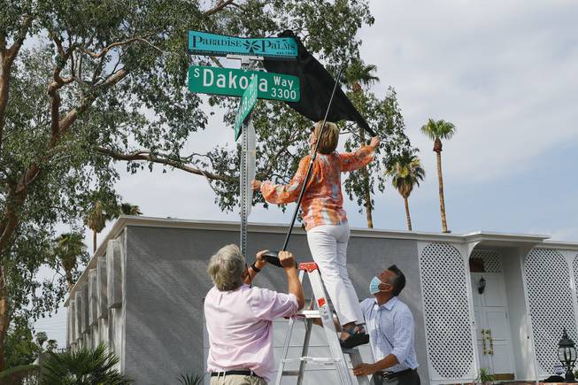 Paradise Palms Street Sign Topper Unveiling