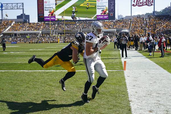 Carr throws for 382 yards, Raiders top Steelers 26-17