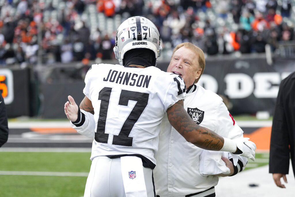 Raiders battle Bengals in playoffs - Las Vegas Weekly