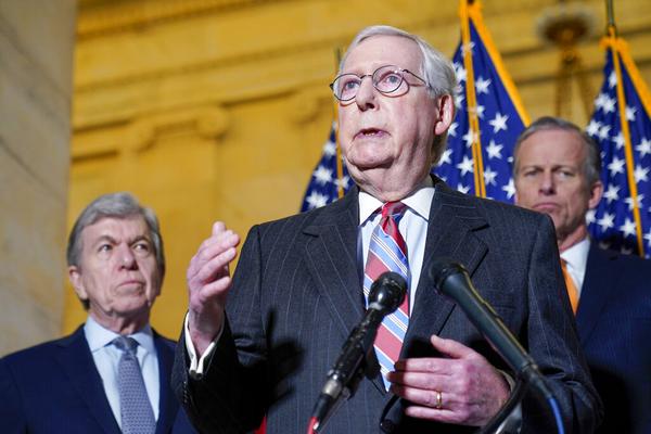 McConnell freezes up again during Kentucky news conference