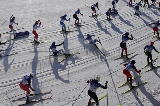 Beijing Olympics Moments - Skiers fall while competing during the women ...
