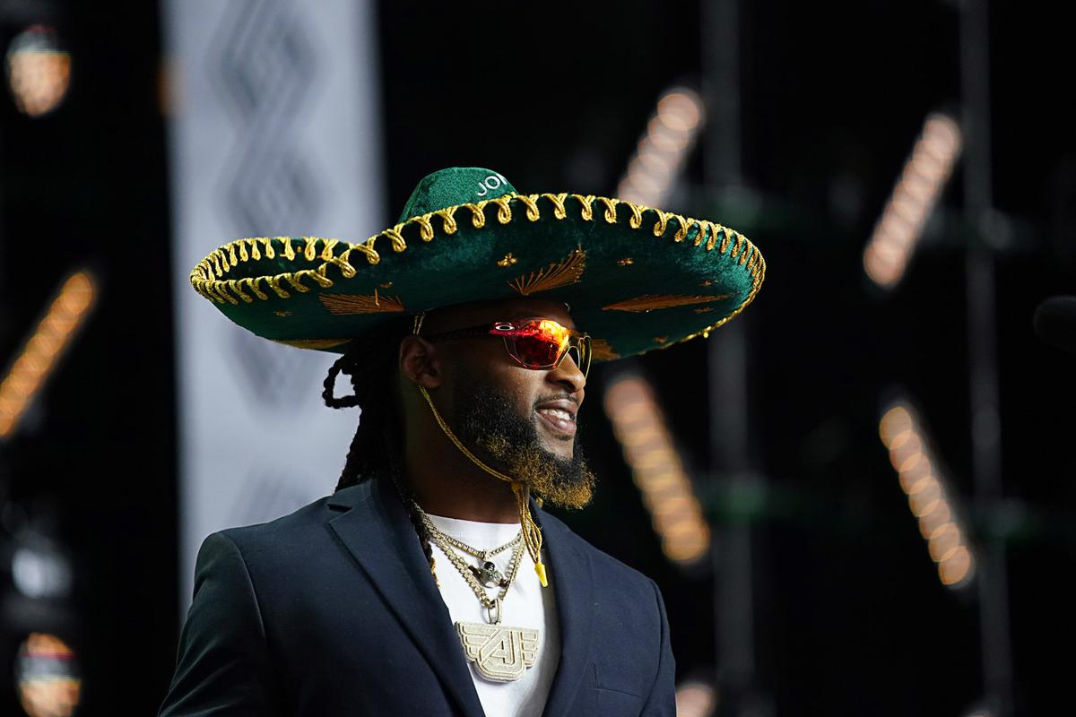 Washington cornerback Kyler Gordon celebrates with fans after being  selected by the Chicago Bears during the second round of the NFL football  draft Friday, April 29, 2022, in Las Vegas. (AP Photo/Jae