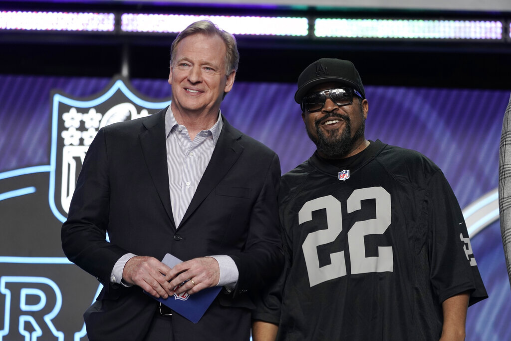 Ice Cube closes out Friday's NFL draft on the Strip — PHOTOS