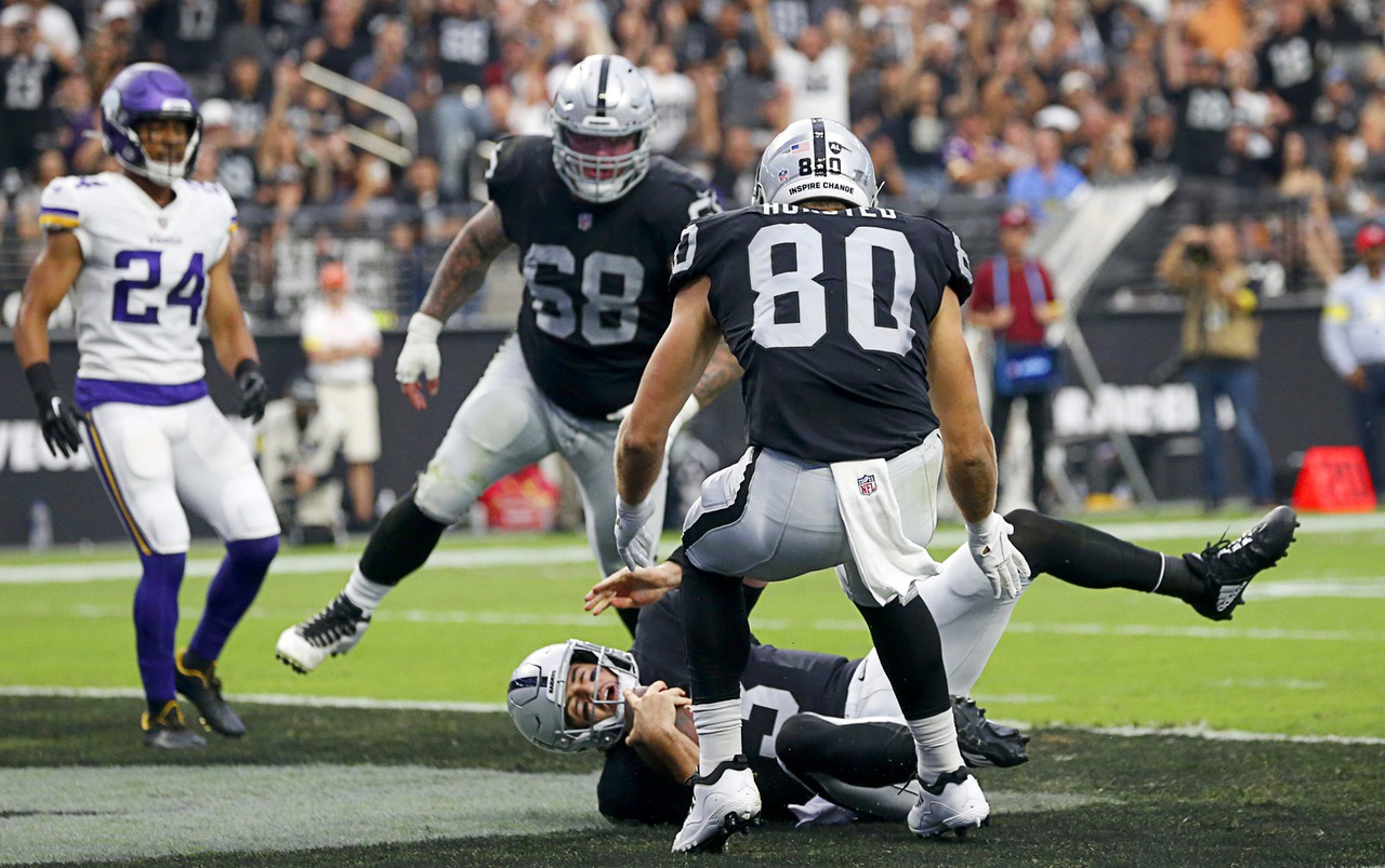 Las Vegas Raiders tight end Nick Bowers (82) plays during an NFL preseason  football game against the Minnesota Vikings on Aug. 14, 2022, in Las Vegas.  (AP Photo/Denis Poroy Stock Photo - Alamy