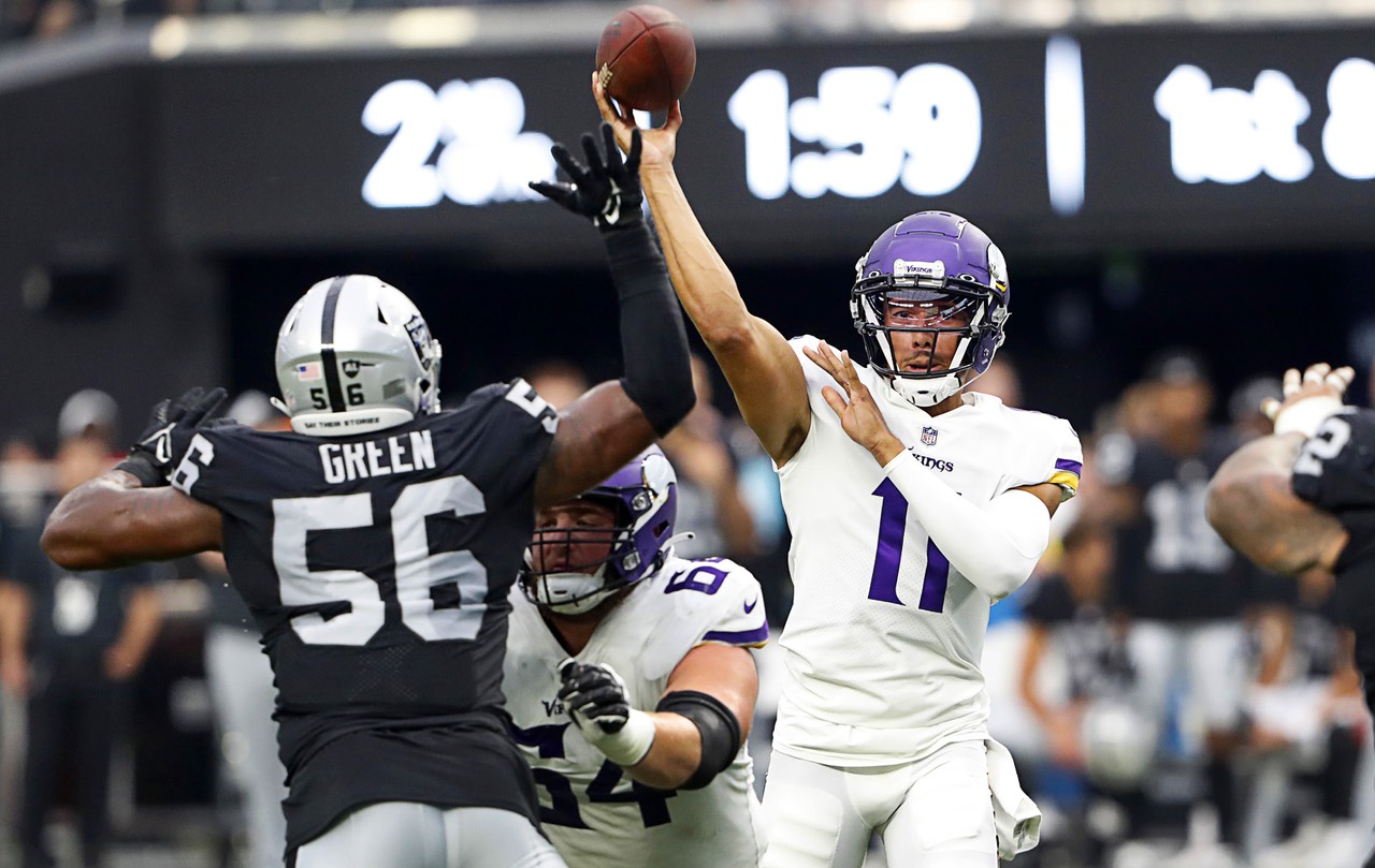 Las Vegas Raiders tight end Nick Bowers (82) plays during an NFL preseason  football game against the Minnesota Vikings on Aug. 14, 2022, in Las Vegas.  (AP Photo/Denis Poroy Stock Photo - Alamy