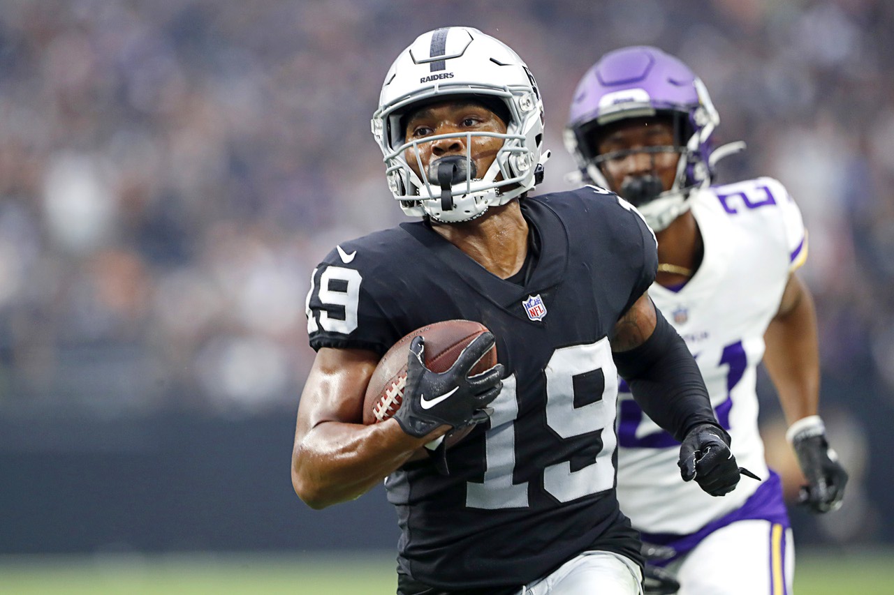 Las Vegas Raiders tight end Nick Bowers (82) plays during an NFL preseason  football game against the Minnesota Vikings on Aug. 14, 2022, in Las Vegas.  (AP Photo/Denis Poroy Stock Photo - Alamy