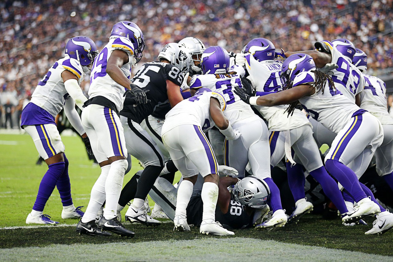 Las Vegas Raiders tight end Nick Bowers (82) plays during an NFL preseason  football game against the Minnesota Vikings on Aug. 14, 2022, in Las Vegas.  (AP Photo/Denis Poroy Stock Photo - Alamy