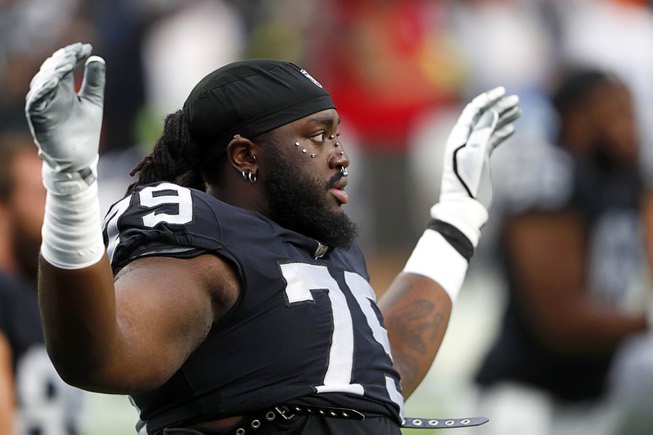 Photograph : Raiders Warm Up Before Game Against Patriots 