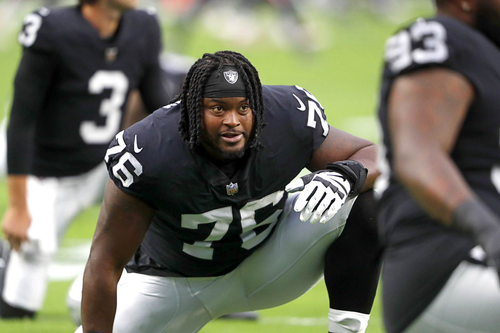 Photograph : Raiders Warm Up Before Game Against Patriots 