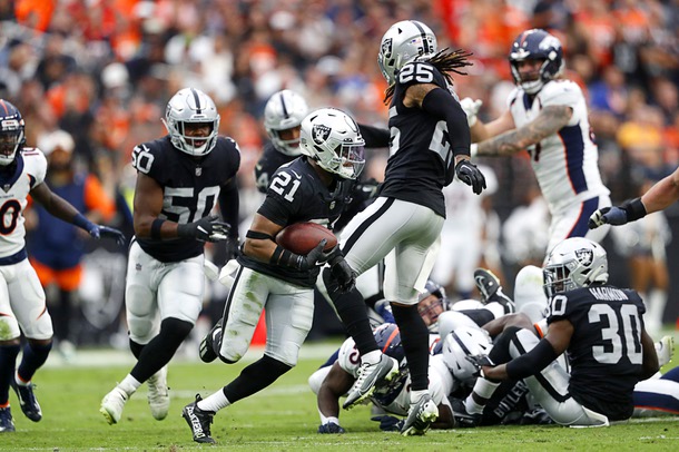 Las Vegas Raiders cornerback Amik Robertson (21) takes a drink