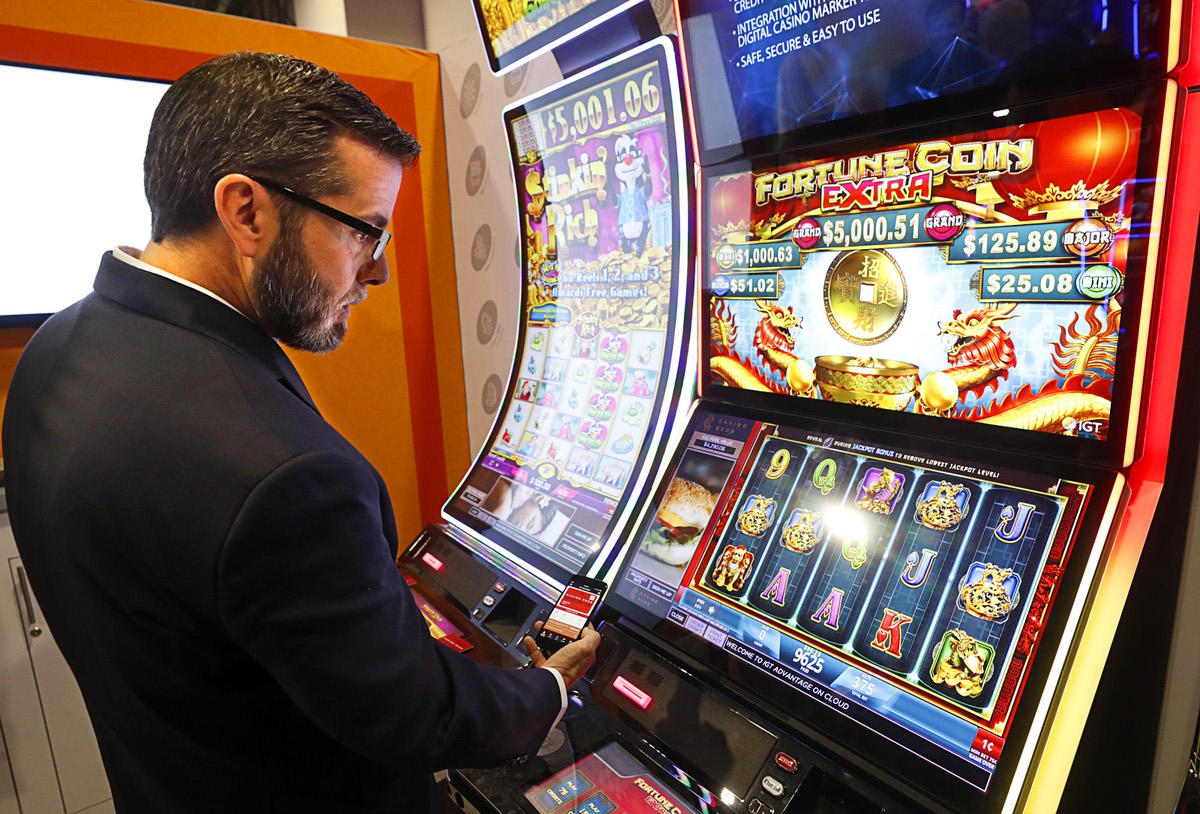 Las Vegas casinos, late to the cashless game, appear ready to capitalize  with young players - Las Vegas Sun Newspaper