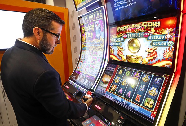 Las Vegas casinos, late to the cashless game, appear ready to capitalize  with young players - Las Vegas Sun News