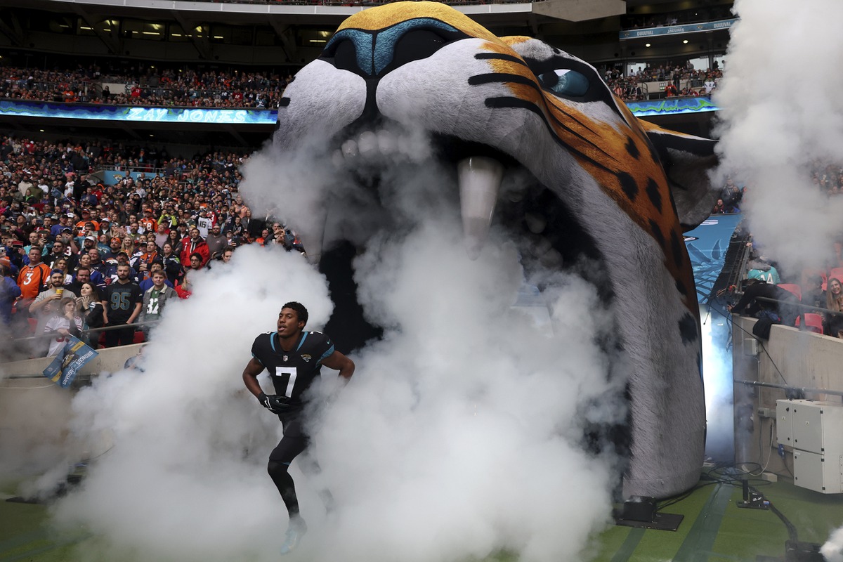 Jacksonville Jaguars wide receiver Zay Jones (7) runs during an