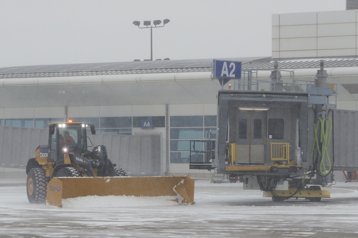 las-vegas-travelers-feel-ripple-effects-of-winter-storms-across-the