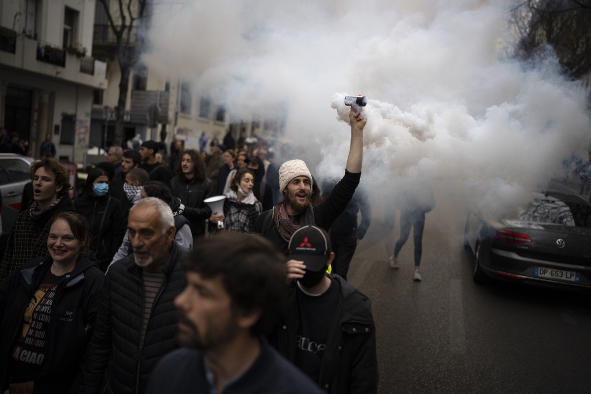 French pension protests mostly calm, uncollected trash grows - Las ...