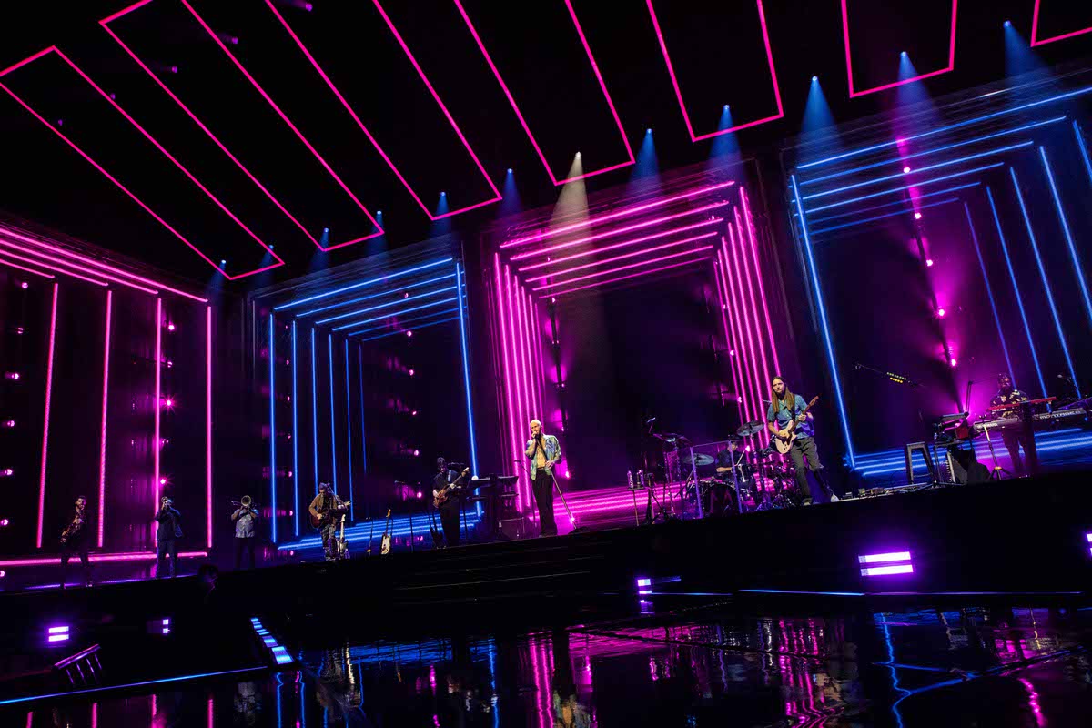 In Las Vegas residency at Park MGM, Maroon 5 provides many special moments  for its fans - Las Vegas Sun News