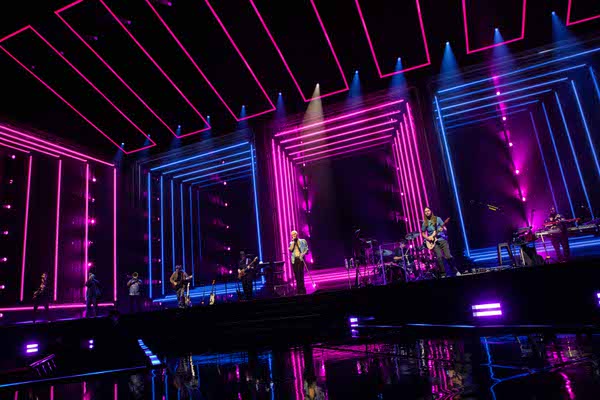 In Las Vegas residency at Park MGM, Maroon 5 provides many special moments  for its fans - Las Vegas Sun News