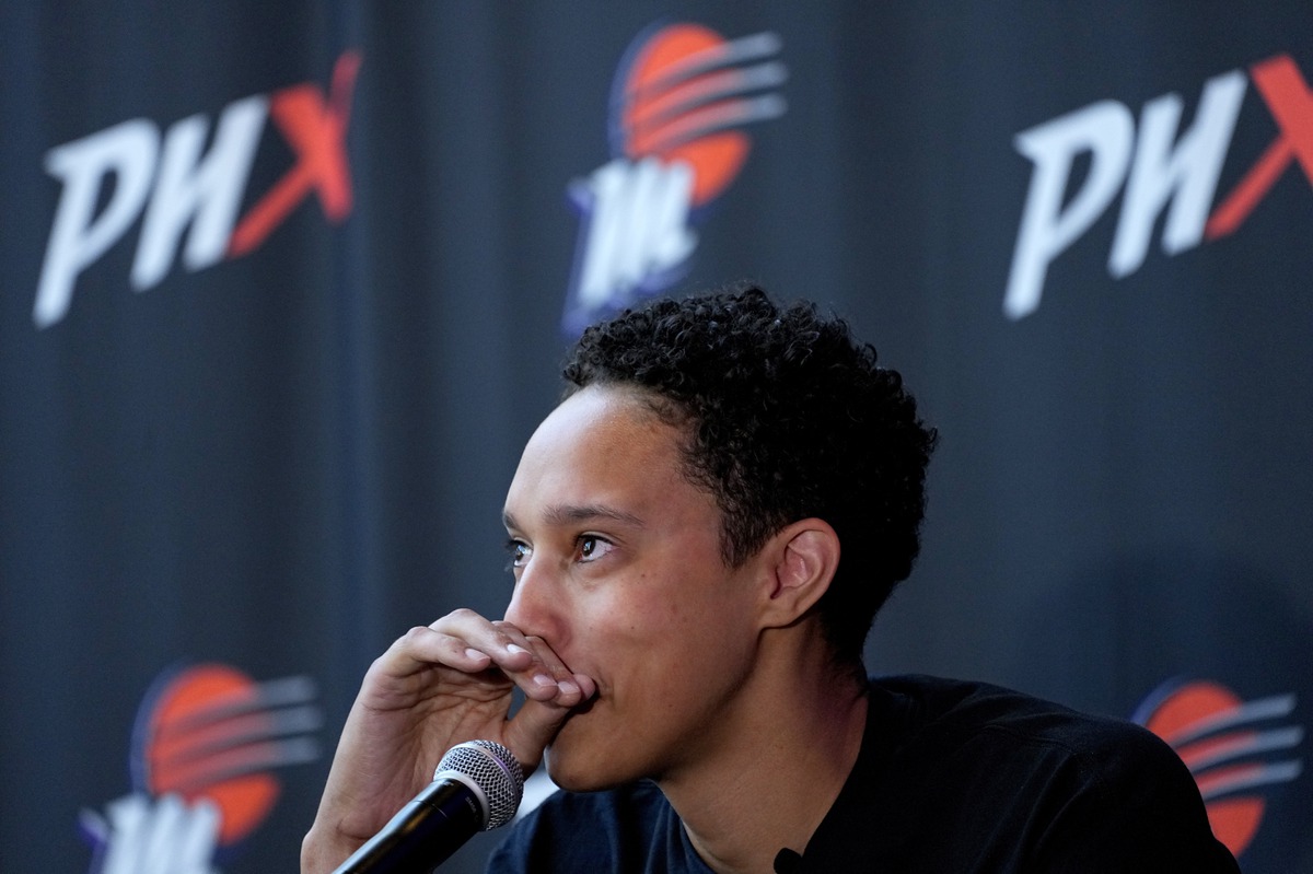 WNBA: Brittney Griner confronted at airport by 'provocateur' - Las