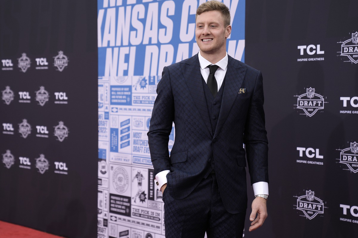 2023 NFL Draft: Bryce Young wears same suit as Travis Kelce