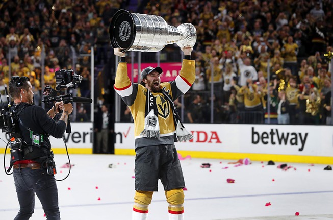 Photograph: 0613_sun_StanleyCupFinal5 - Las Vegas Sun News