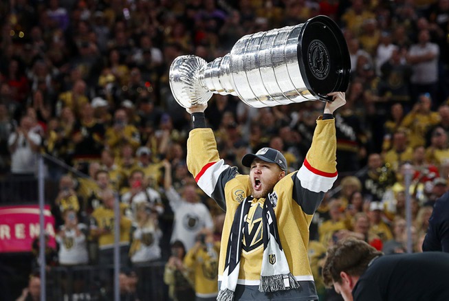 Photograph: 0613_sun_StanleyCupFinal5 - Las Vegas Sun News