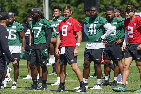 Jets fans flock to training camp to get their first look at Aaron