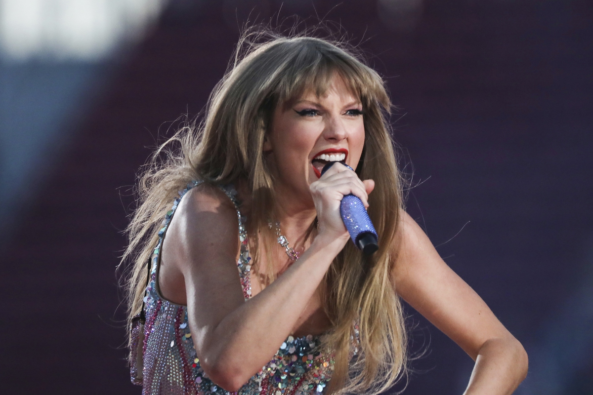 Politicians urge Taylor Swift to postpone LA concerts in solidarity