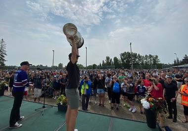 Golden Knights forward Brett Howden wasn’t going to let the rain put a damper on his day with the Stanley Cup. Standing in a downpour at the Pine Ridge Golf Club in Manitoba, Canada, Howden played ...