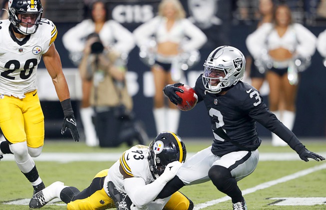 Photograph : Raiders Take On Steelers 