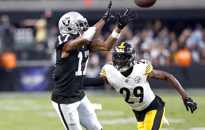 Photograph : Raiders Take On Steelers 