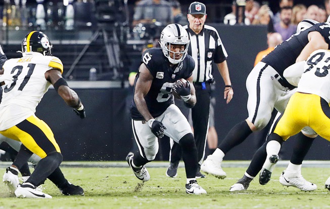 Photograph : Raiders Take On Steelers 