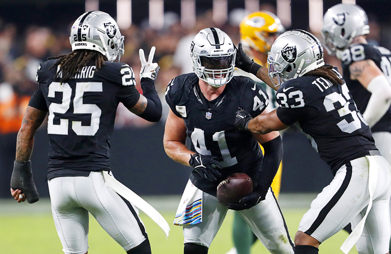 Live coverage: Raiders fall apart late, lose to Rams at SoFi