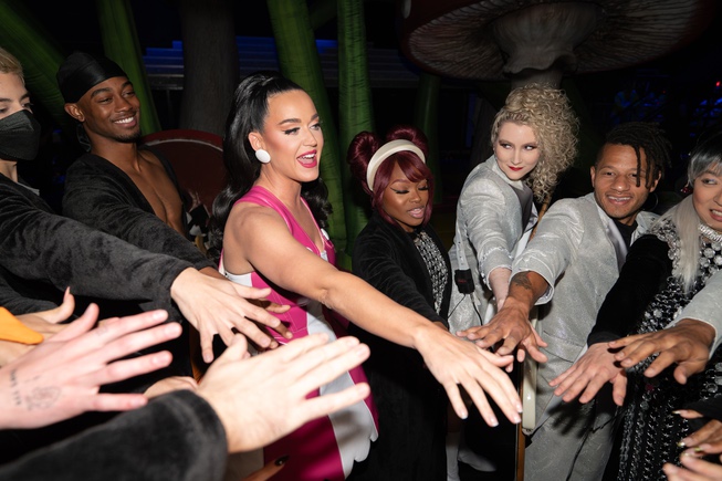 Katy Perry with her cast on the night of the final performance of "Play" at Resorts World.