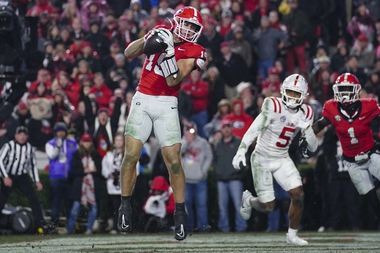 Georgia tight end Brock Bowers (19) makes a catch for a touchdown during the second half of an NCAA college football game against Mississippi, Saturday, Nov. 11, 2023, in Athens, Ga.
